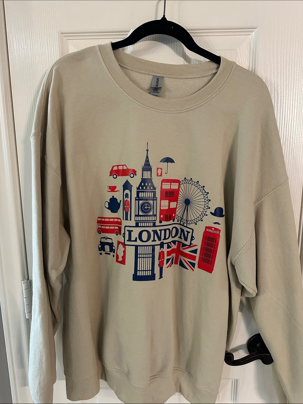 Gildan Heavy Blend Crewneck Sweatshirt in Beige-London